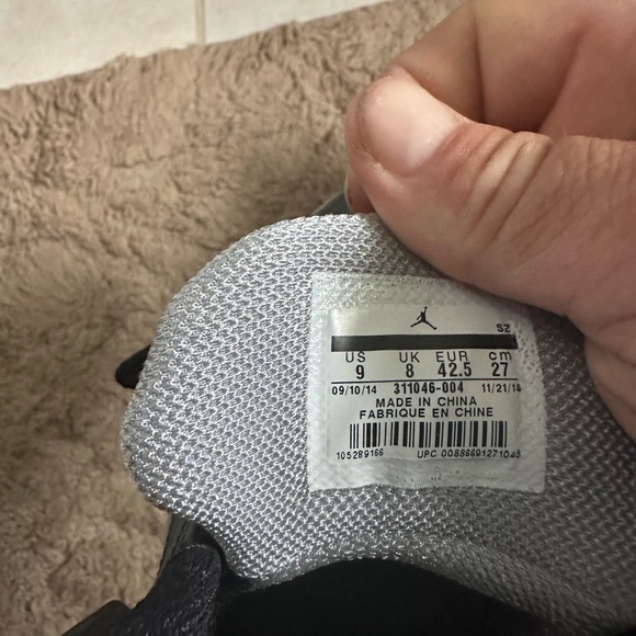 I have a clean pair of air Jordan size 9 - Picture 5 of 7